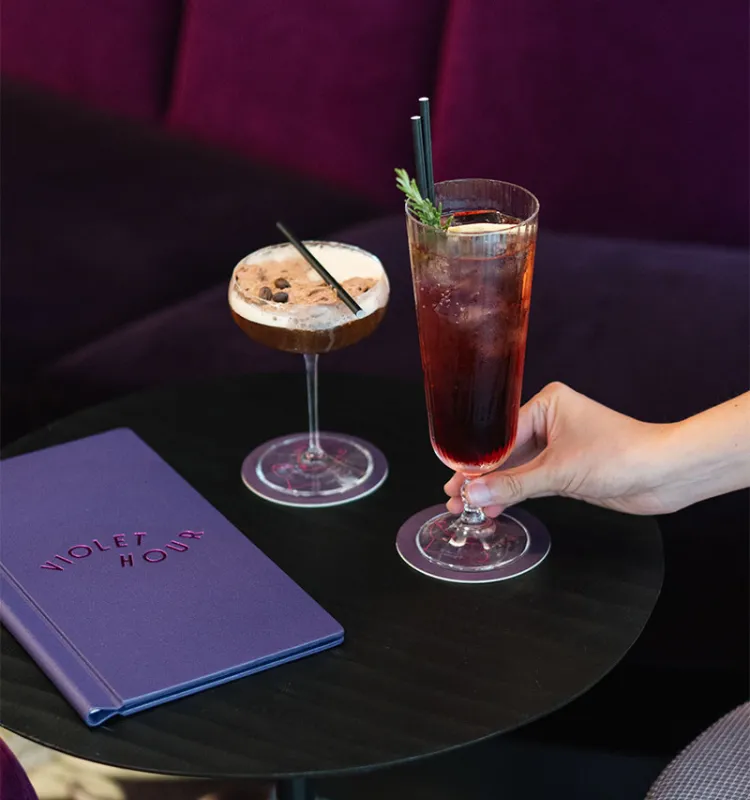 Stilvolle Cocktails im Grand Elisabeth an der Violet Hour Hotelbar