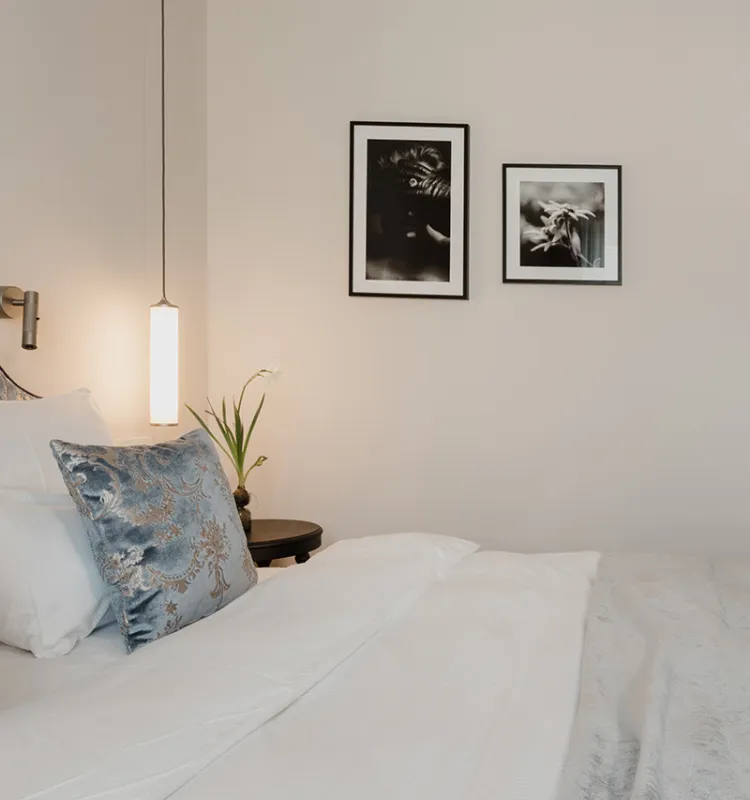 Wandbilder und Nachttisch im stilvollen Doppelzimmer des Grand Elisabeth Hotels