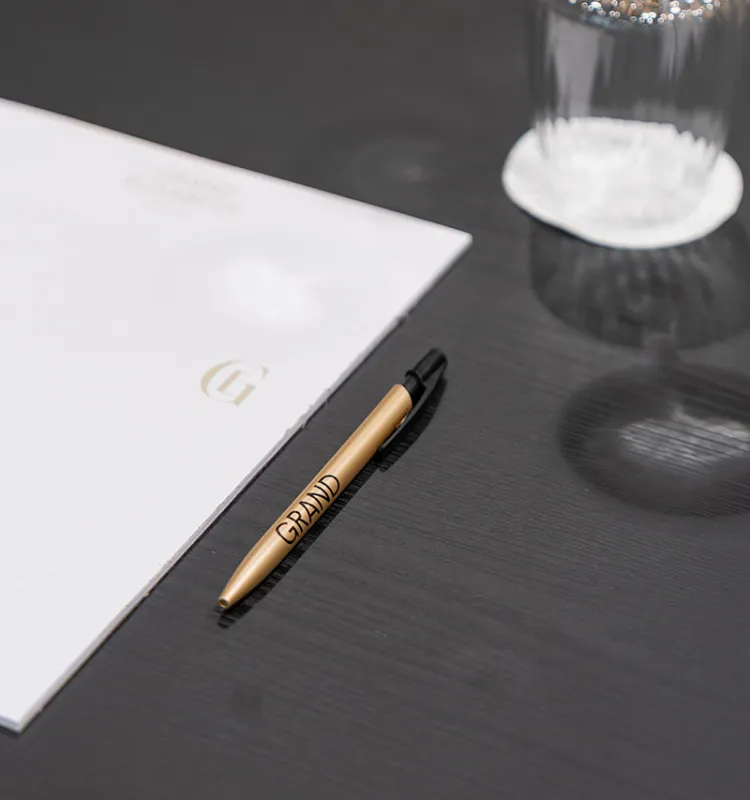 Writing utensils and glass on the table in the seminar room of the Grand Elisabeth Hotel Bad Ischl
