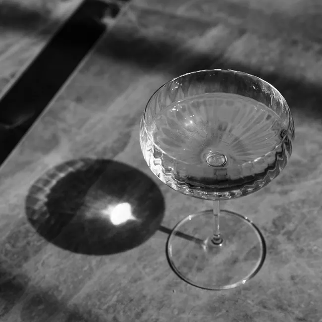 Elegantes Glas bei Sonnenlicht in der Hotelbar Violet Hour