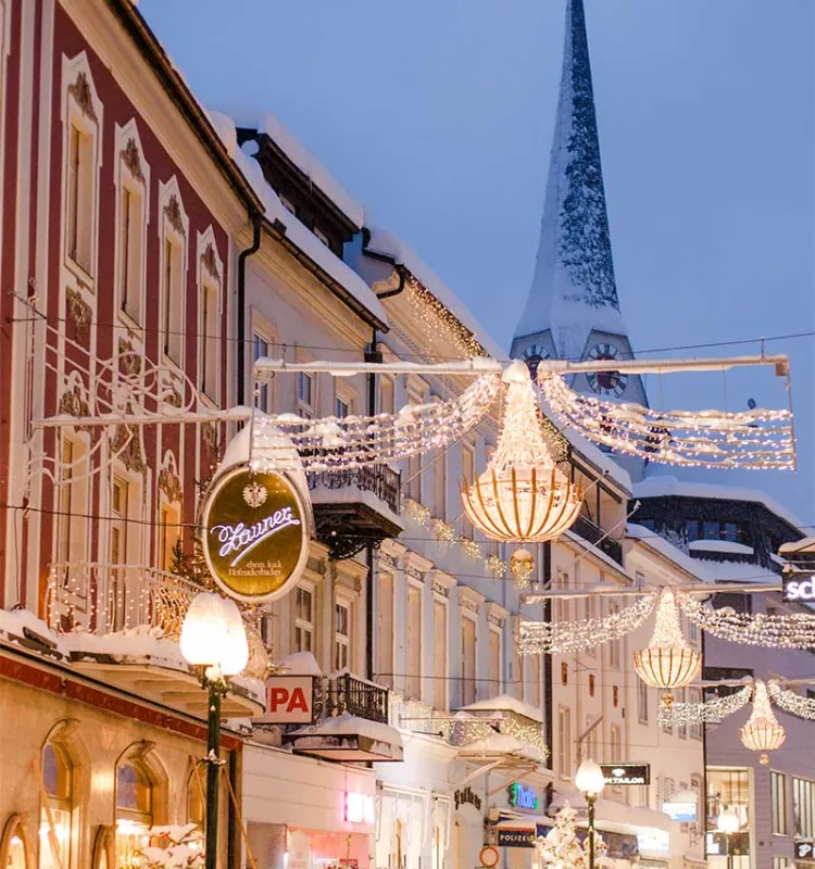 Porträt der verschneiten Innenstadt von Bad Ischl mit festlicher Beleuchtung nahe dem Grand Elisabeth Hotel mit vielen Angeboten.