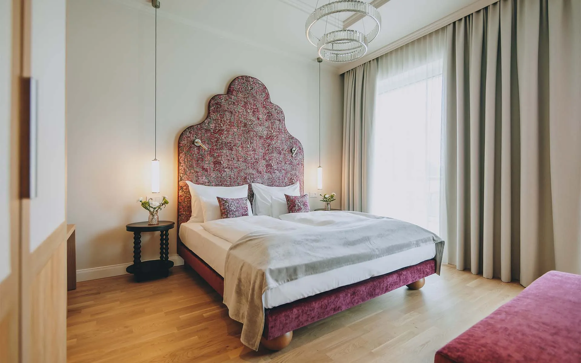 Suite Sisi im Designhotel mit großen Kissen und Bett