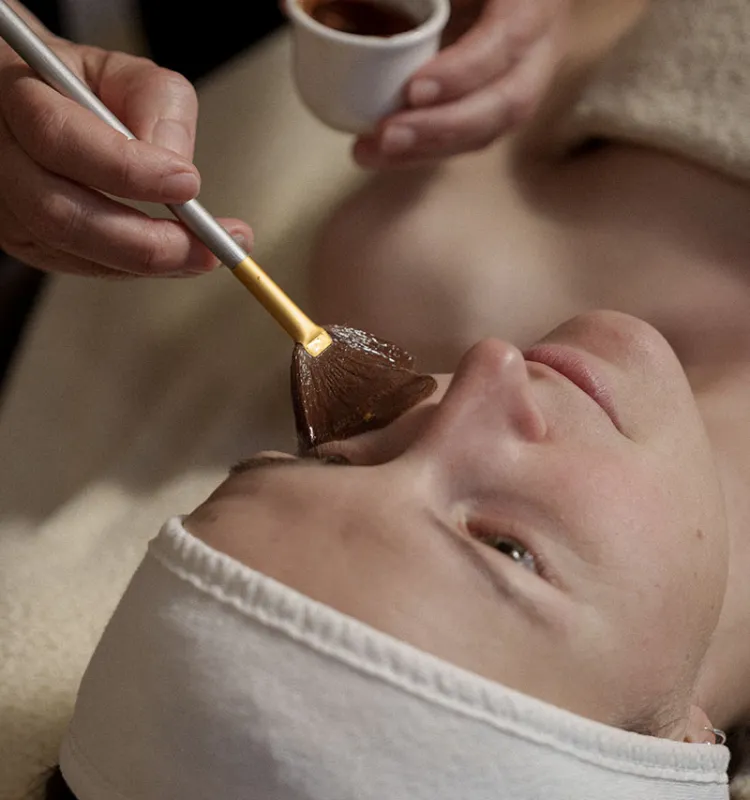 Gesichtsanwendung im Grand Elisabeth mit Collagen-Schokoladenmaske im Spa-Bereich