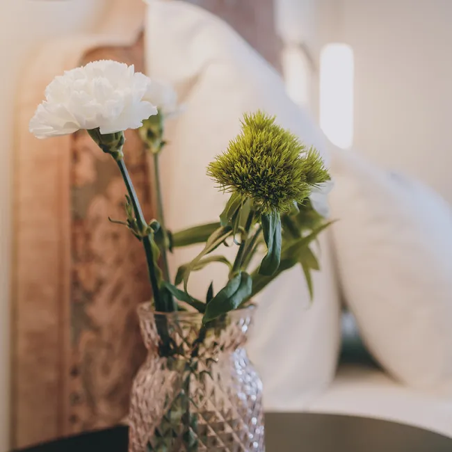 Blumendekor am Bett im Wellnesshotel Bad Ischl