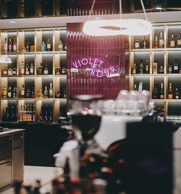 Die stylishe Violet Hour Bar im Grand Elisabeth Hotel Bad Ischl bei Nacht