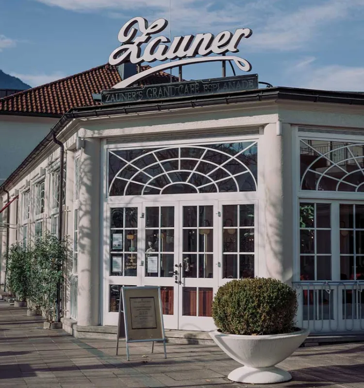 Portrait of the historic façade of the Grand Café Zauner in Bad Ischl, partner of the Grand Elisabeth Hotel with numerous culinary offerings.