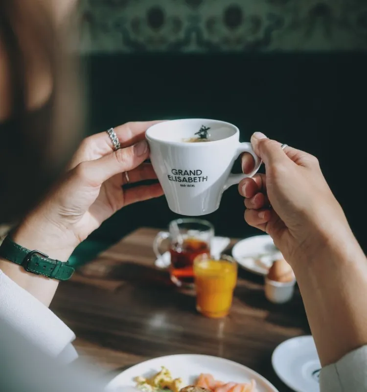 Gast genießt eine Tasse Kaffee beim Brunch im Grand Elisabeth in Bad Ischl.
