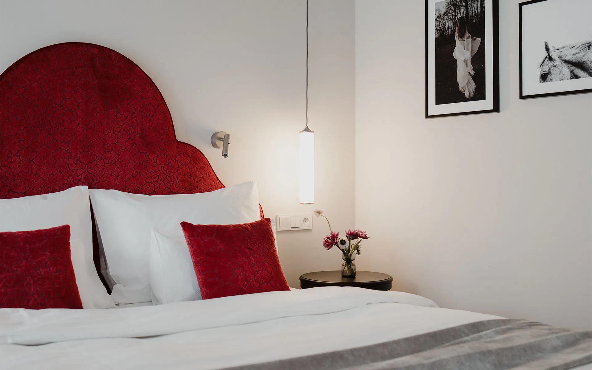 Designzimmer mit roten Kissen und Fotos im Grand Elisabeth Wellnesshotel