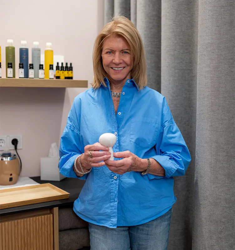 Doris Brugger im Behandlungsraum des Spa vom Grand Elisasbeth Bad Ischl mit Tageslicht und Pflegeprodukten