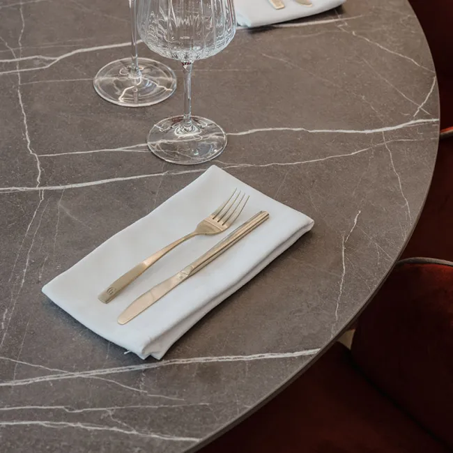 Besteck und Gläser auf Marmortisch im Restaurant Grande Liberté