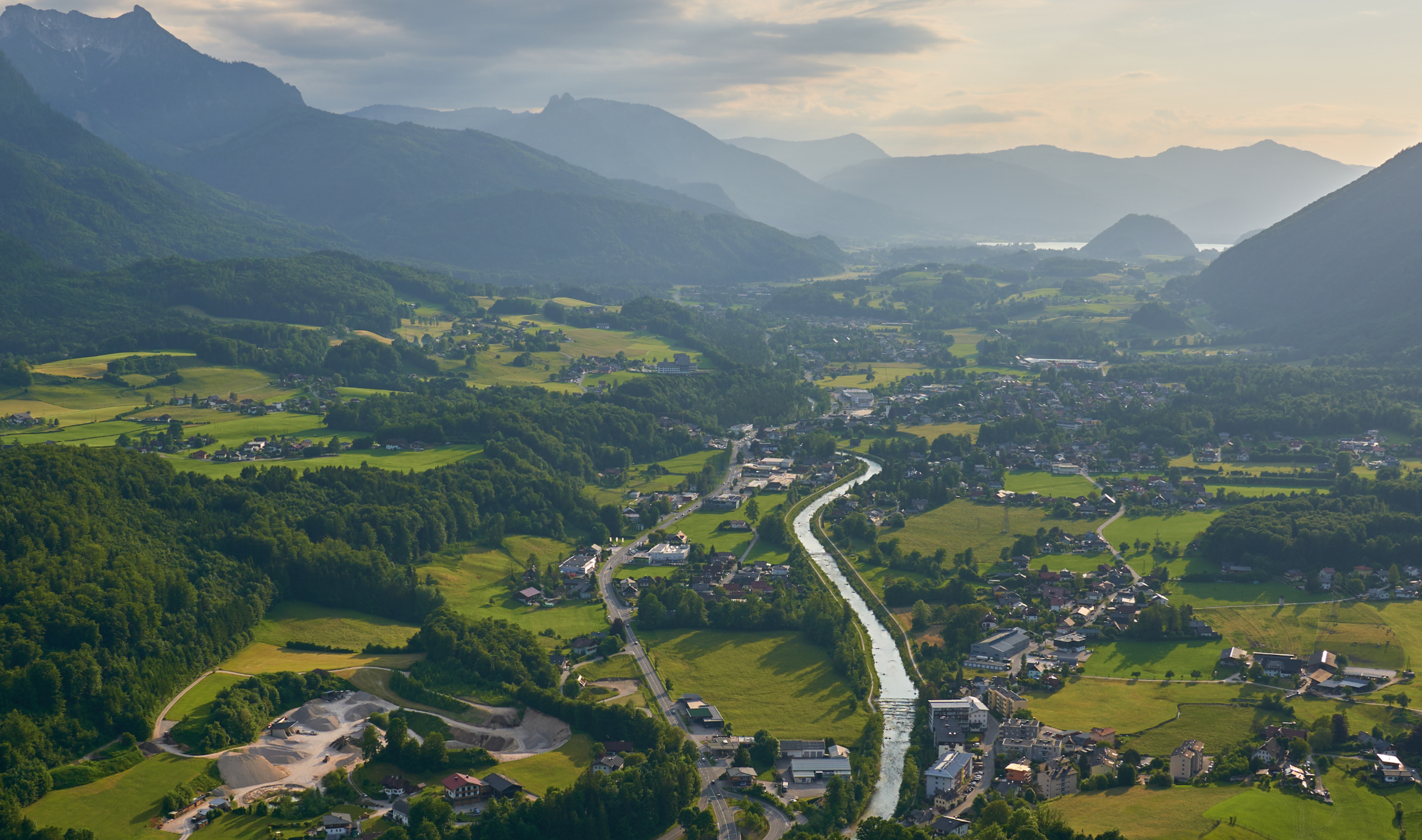 Panoramablick auf das Tal bei Bad Ischl nahe dem Grand Elisabeth Hotel in der Abendsonne