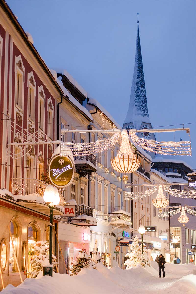 Porträt der verschneiten Innenstadt von Bad Ischl mit festlicher Beleuchtung nahe dem Grand Elisabeth Hotel mit vielen Angeboten.