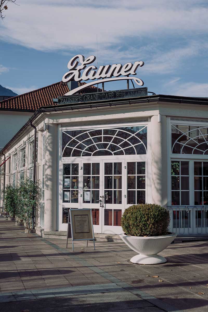 Porträt der historischen Fassade des Grand Café Zauner in Bad Ischl, Partner des Grand Elisabeth Hotels mit zahlreichen Kulinarik-Angeboten.