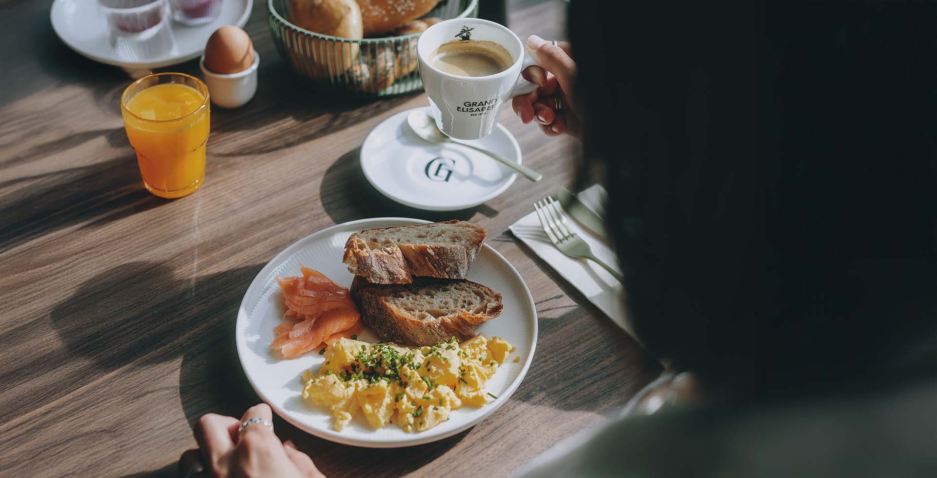 Lachs, Rührei und Brot beim Frühstück im Designhotel Grand Elisabeth