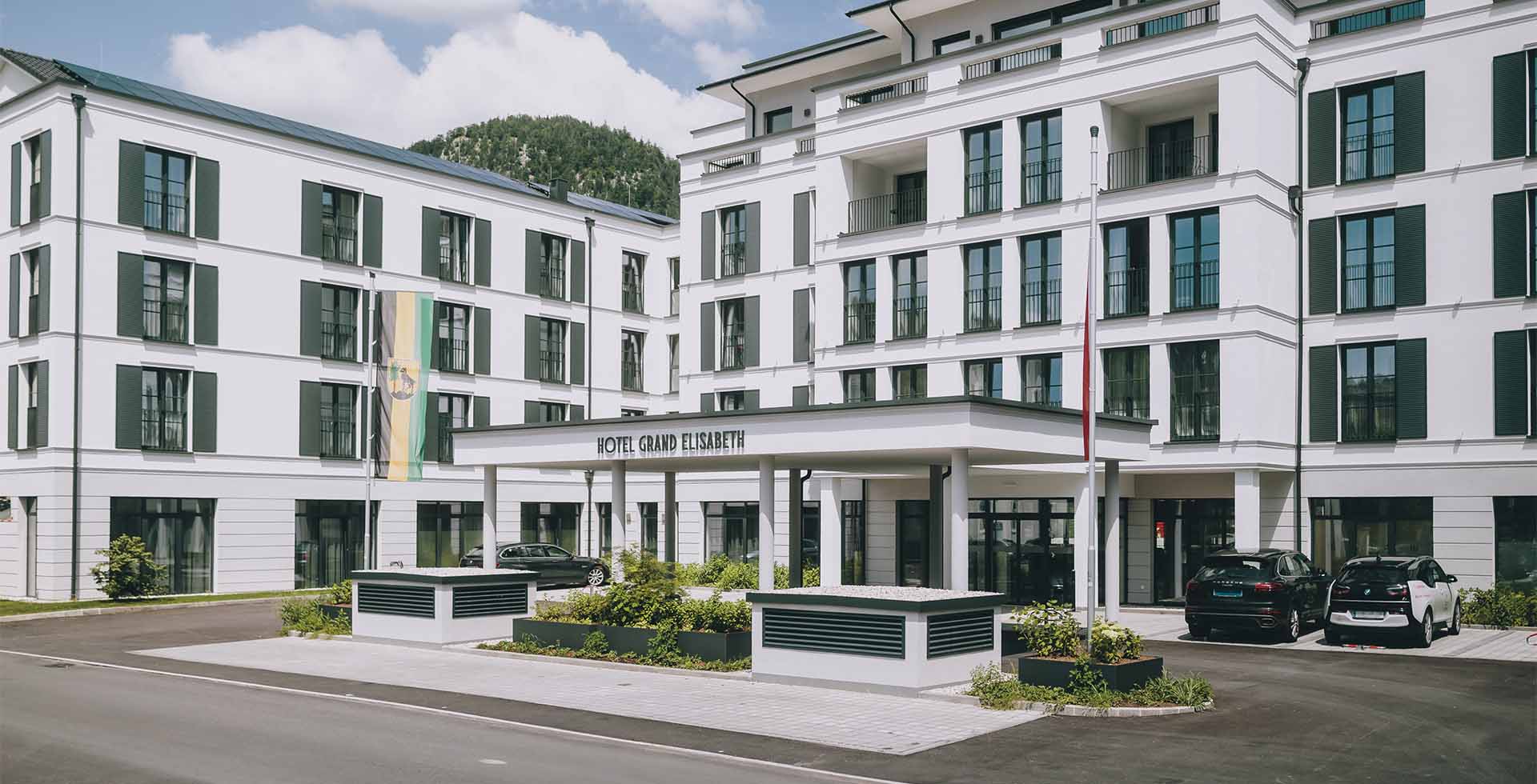 Außenansicht des Grand Elisabeth Hotels in Bad Ischl bei Sonnenschein