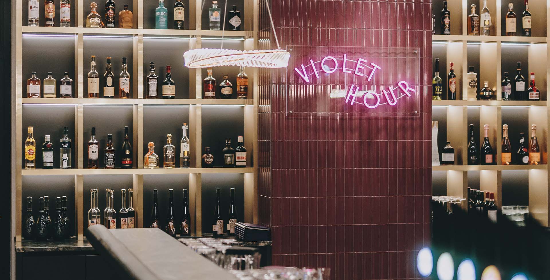 Flaschenregal und Neonlicht in der Bar vom Designhotel Grand Elisabeth