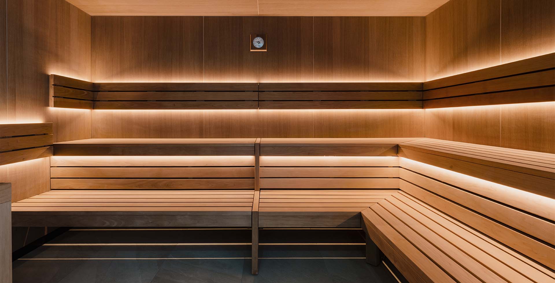 Moderne Holzsauna im Wellnessbereich des Grand Elisabeth Bad Ischl