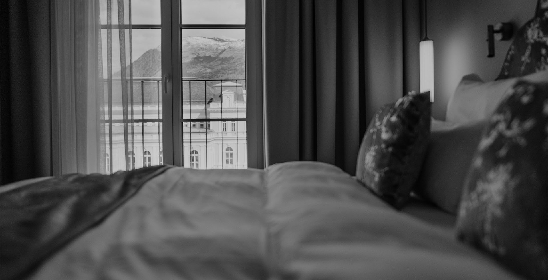 Bett mit Blick auf das Salzkammergut aus dem Designhotel Kaiserstadt Bad Ischl