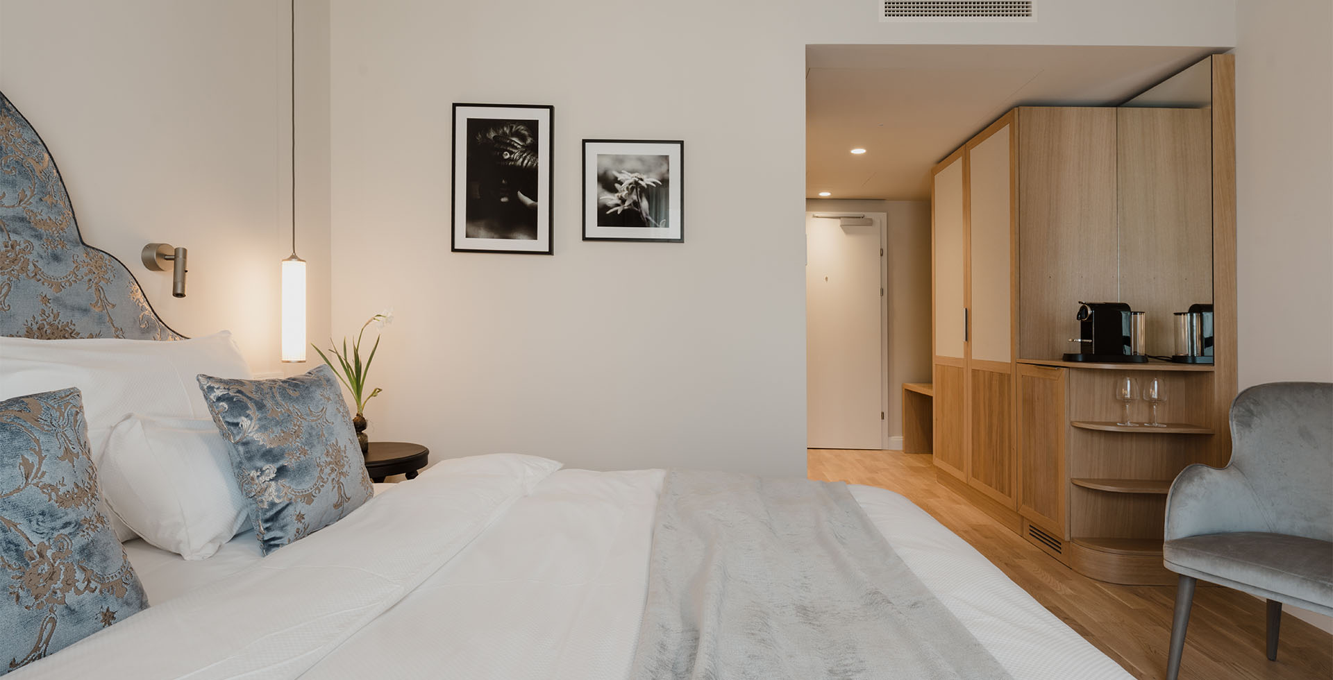 Innenansicht vom Classic Doppelzimmer im Hotel Bad Ischl mit Kaffee-Ecke und Holzdetails