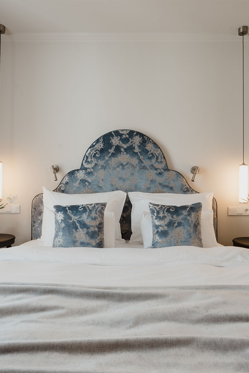 Weiches Doppelbett mit edlen Kissen im Grand Elisabeth Designhotel Bad Ischl