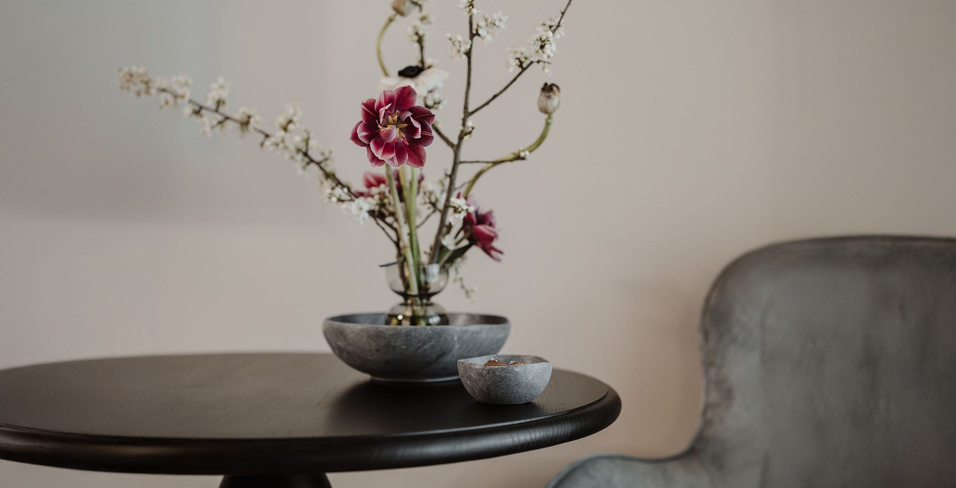 Blumendeko auf rundem Tisch im Classic Doppelzimmer im Grand Elisabeth