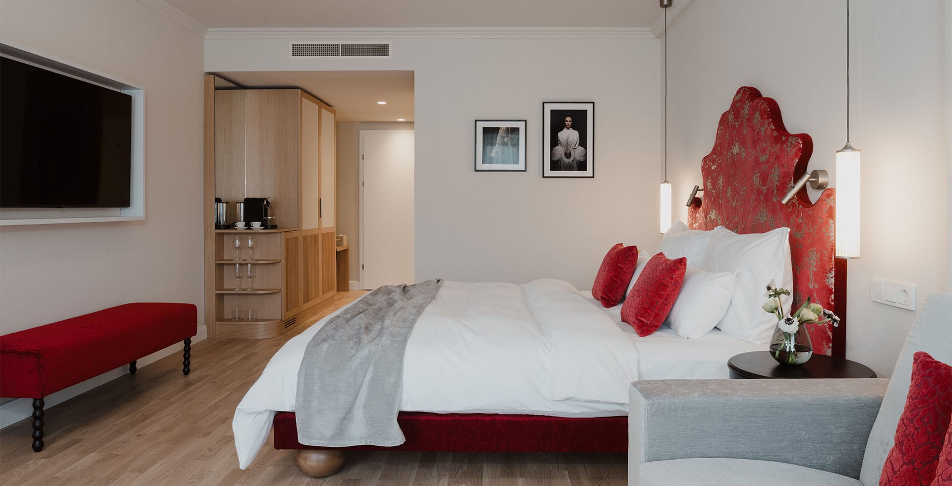 Designhotel: stilvolles Schlafzimmer mit modernem Komfort und farblichen Akzenten