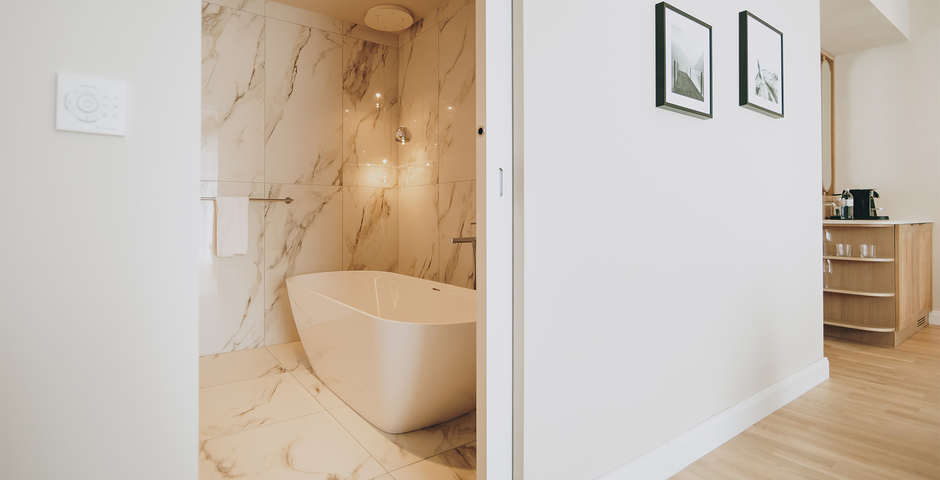 Kaiser Suite im Grand Elisabeth Hotel mit freistehender Badewanne und Marmorfliesen