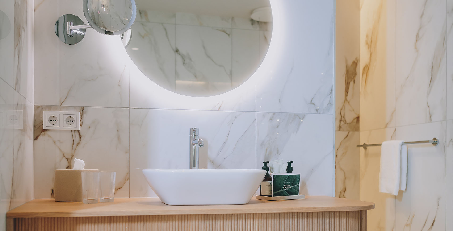 Waschbecken mit beleuchtetem Spiegel im Grand Elisabeth Hotel Bad Ischl, Designhotel in der Kaiserstadt