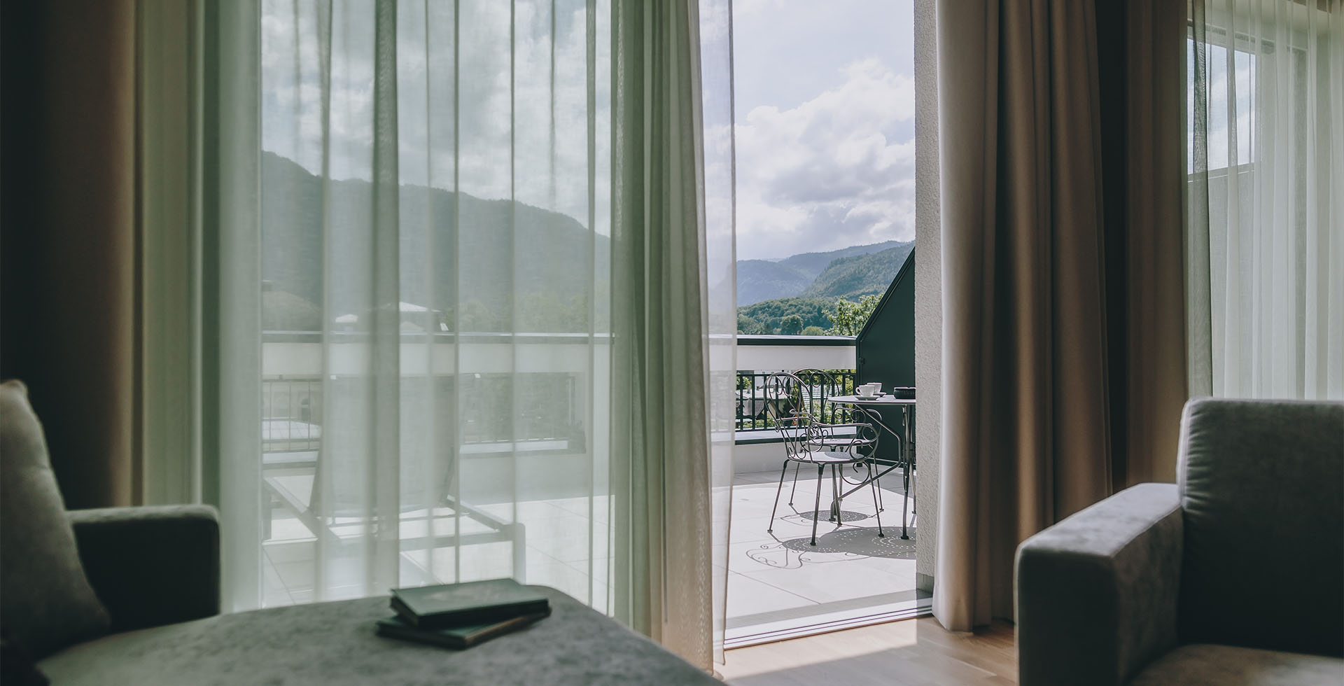 Blick auf die Terrasse der Kaiser Suite im Grand Elisabeth Hotel auf Berge und Himmel