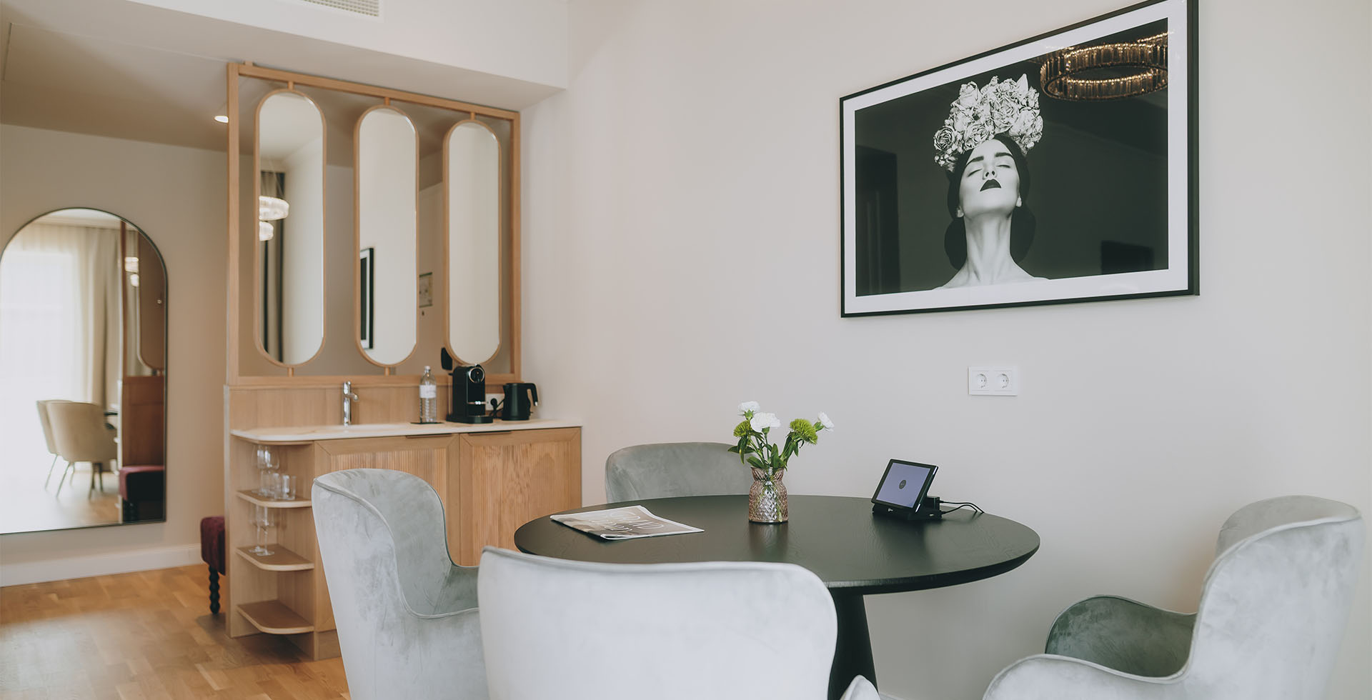 Essbereich der Kaiser Suite im Grand Elisabeth mit Blumenvase und Wandkunst