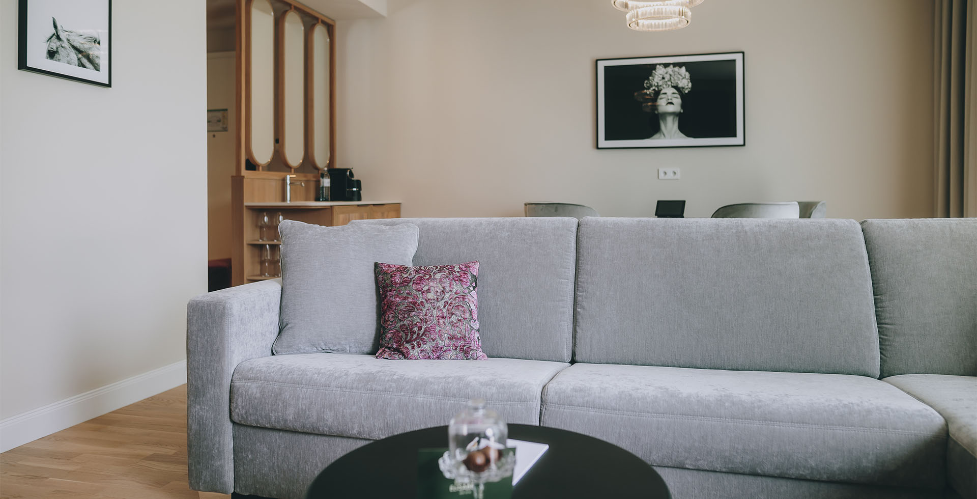 Wellnessurlaub Salzkammergut: modernes Sofa mit Kissen in stilvoller Suite
