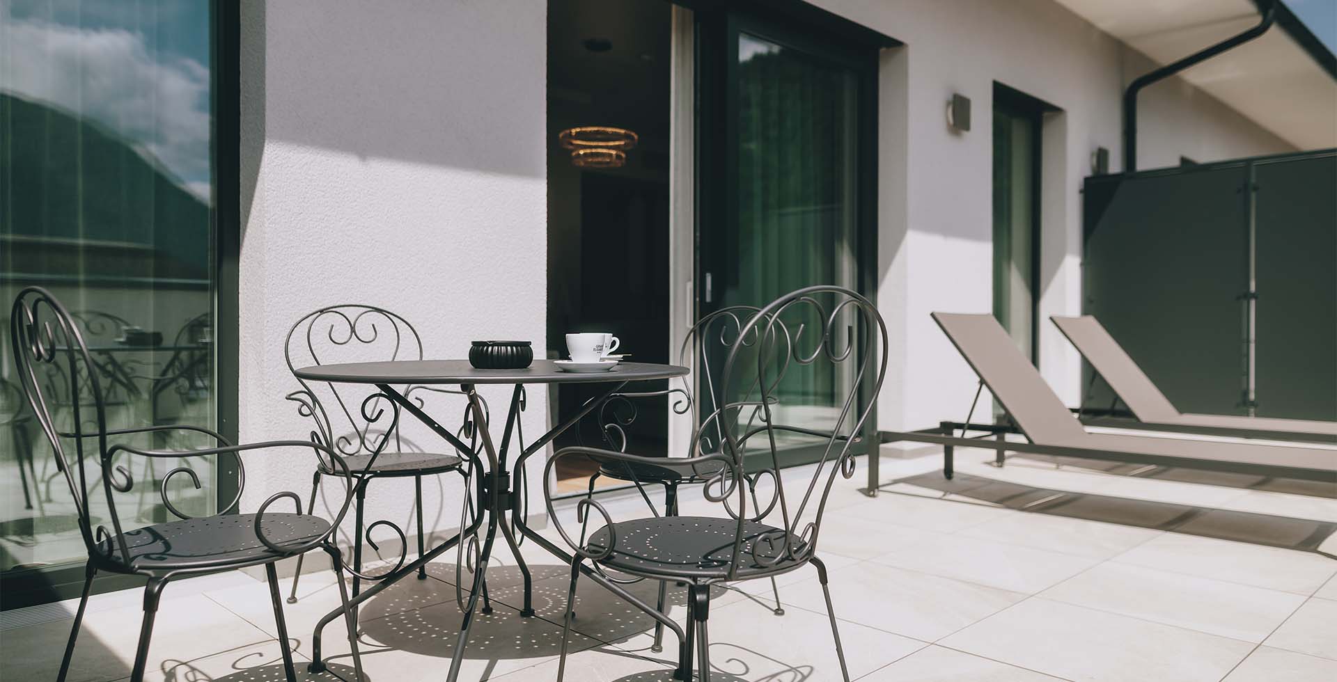 Terrasse der Kaiser Suite im Grand Elisabeth mit Liegen und Gartensitzgruppe