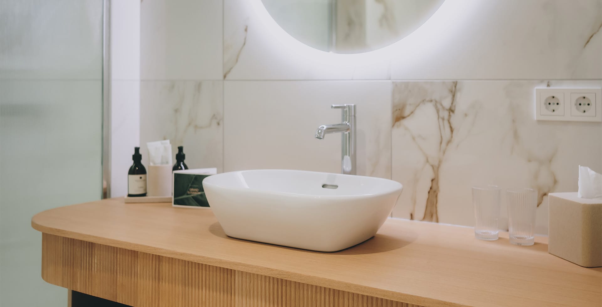 Marmoriertes Bad mit Waschplatz im Wellnesshotel Bad Ischl