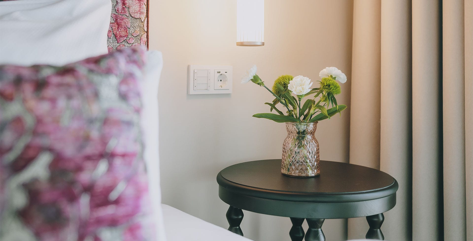 Blumenvase am Bett in der Suite Sisi des Grand Elisabeth Bad Ischl