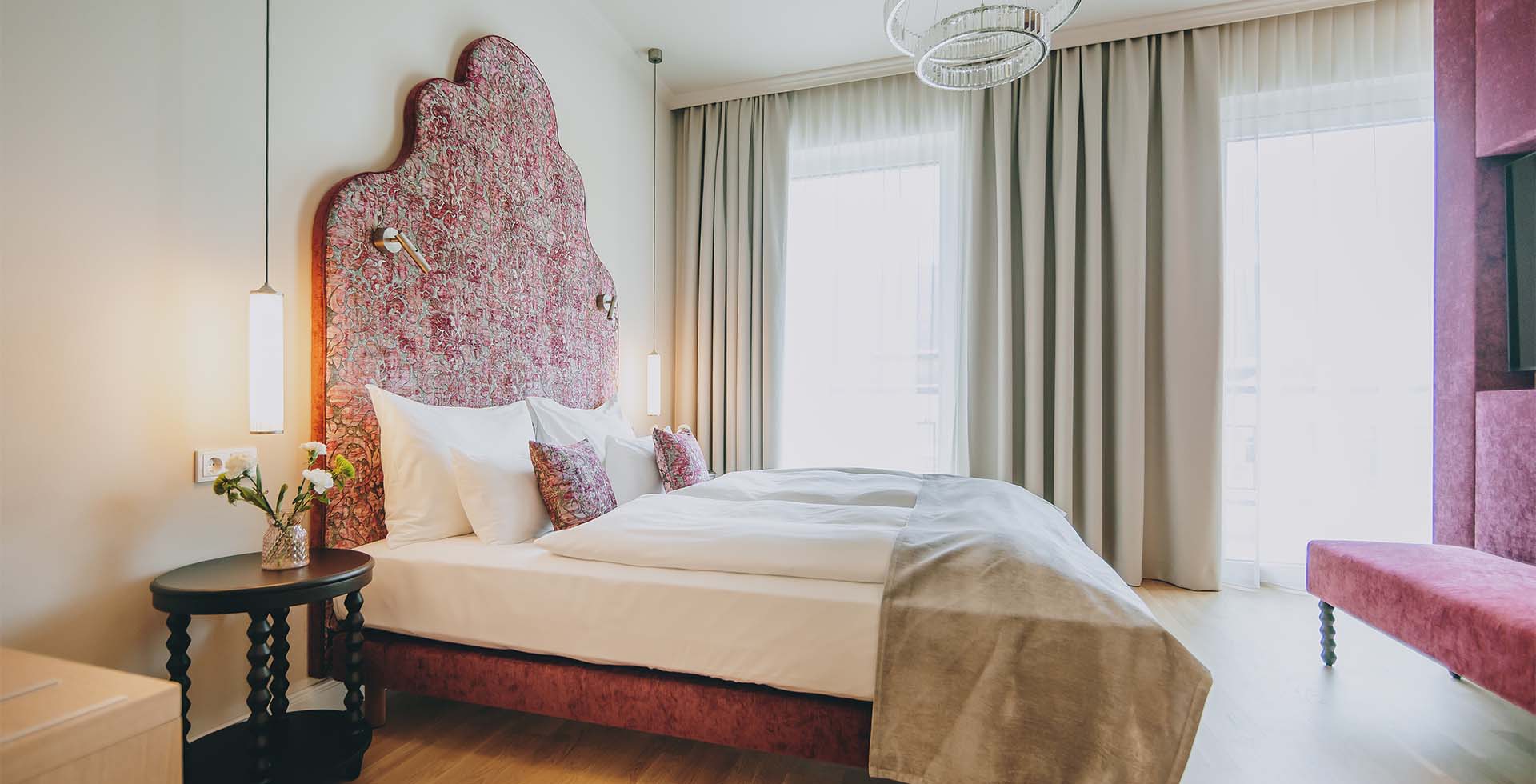 Sisi Suite im Grand Elisabeth Hotel mit Doppelbett und TV