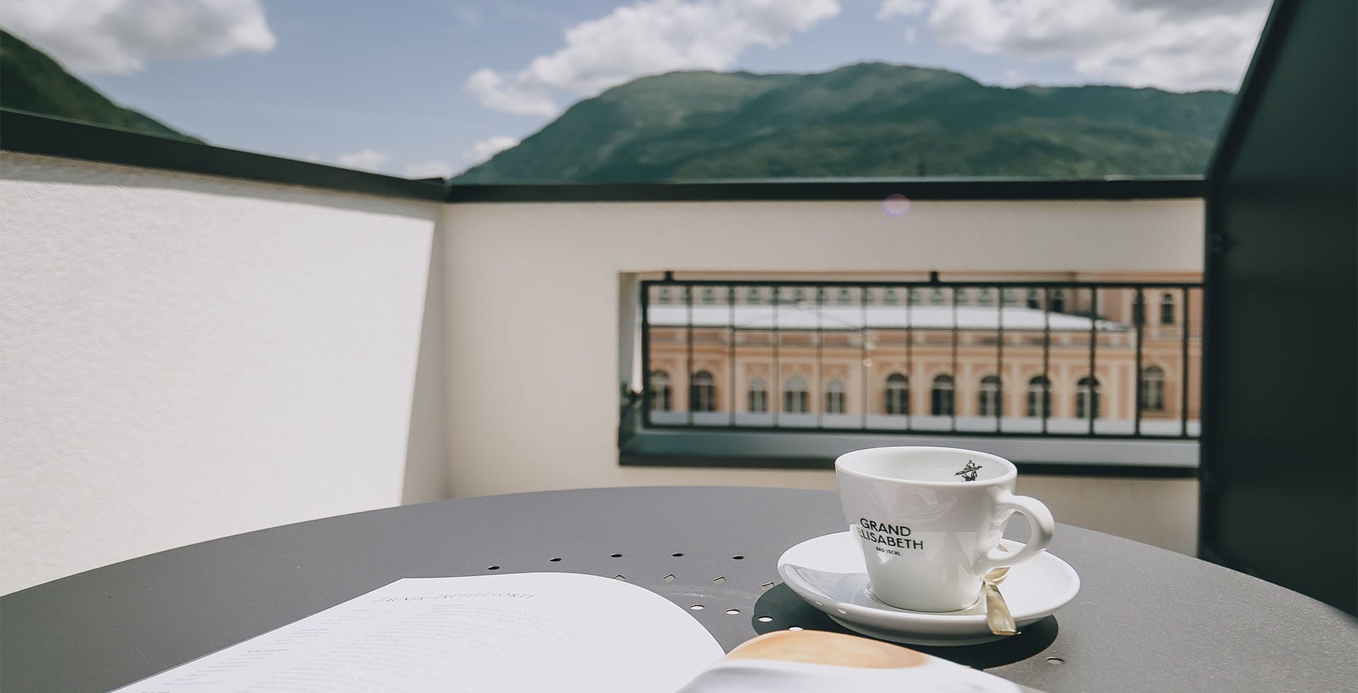 Kaffeetasse auf dem Balkon der Sisi Suite im Wellnessurlaub im Designhotel Bad Ischl