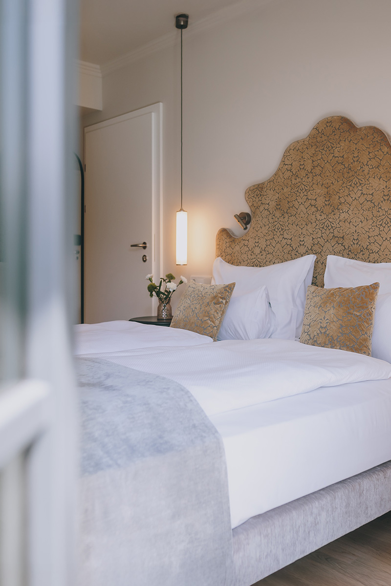 Modernes Schlafzimmer mit Fenster im Grand Elisabeth für einen entspannten Wellnessurlaub