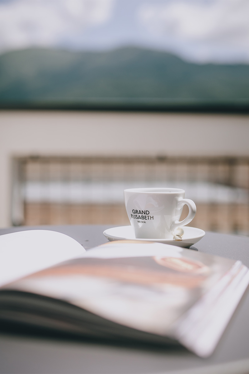 Tasse auf dem Balkon des Grand Elisabeth Hotels
