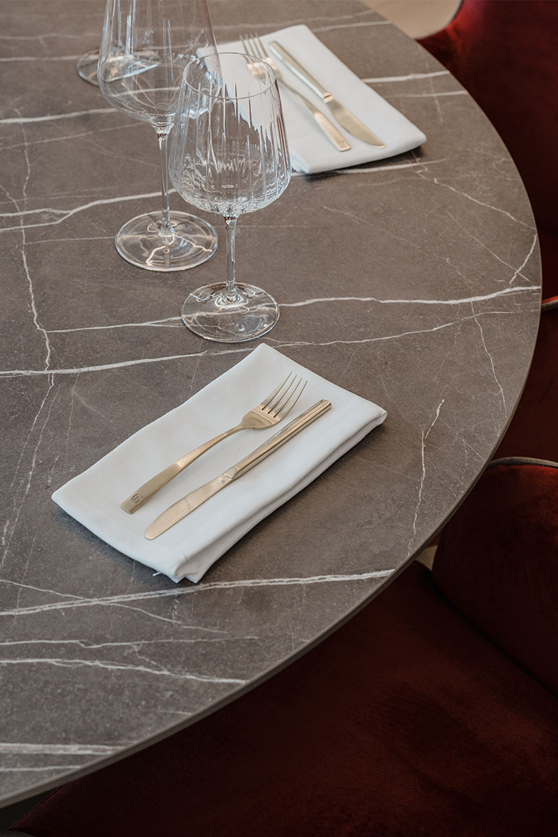 Besteck und Gläser auf Marmortisch im Restaurant Grande Liberté