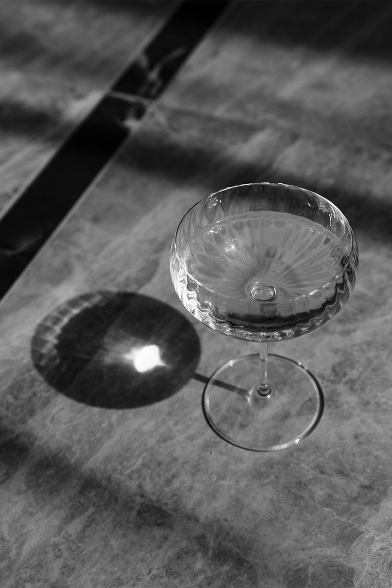 Elegantes Glas bei Sonnenlicht in der Hotelbar Violet Hour