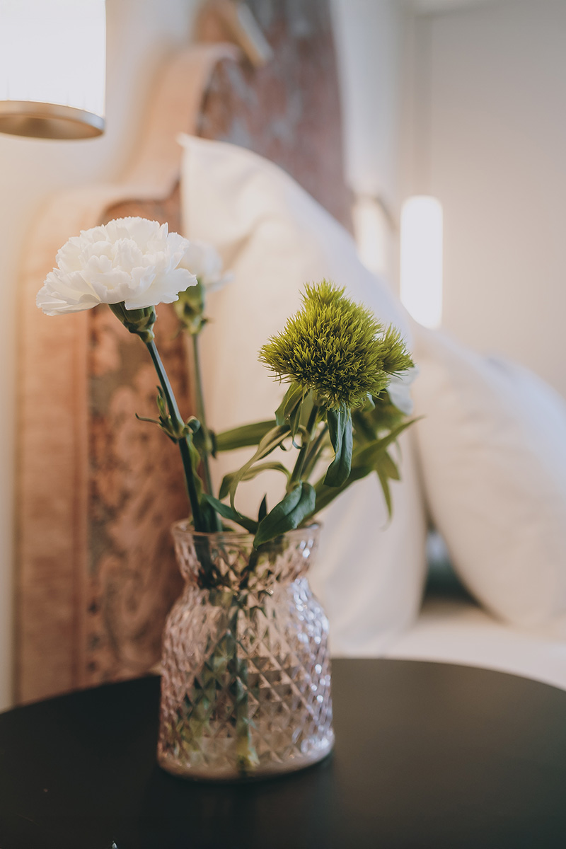Blumendekor am Bett im Wellnesshotel Bad Ischl
