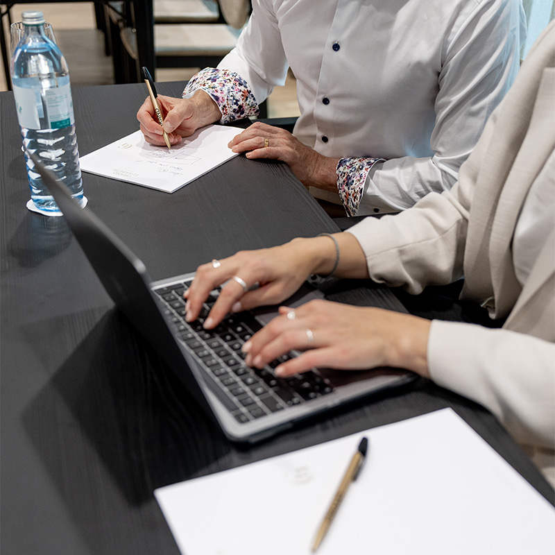 Workshop-Szene im Designhotel Grand Elisabeth mit Fokus auf Händen und Laptop