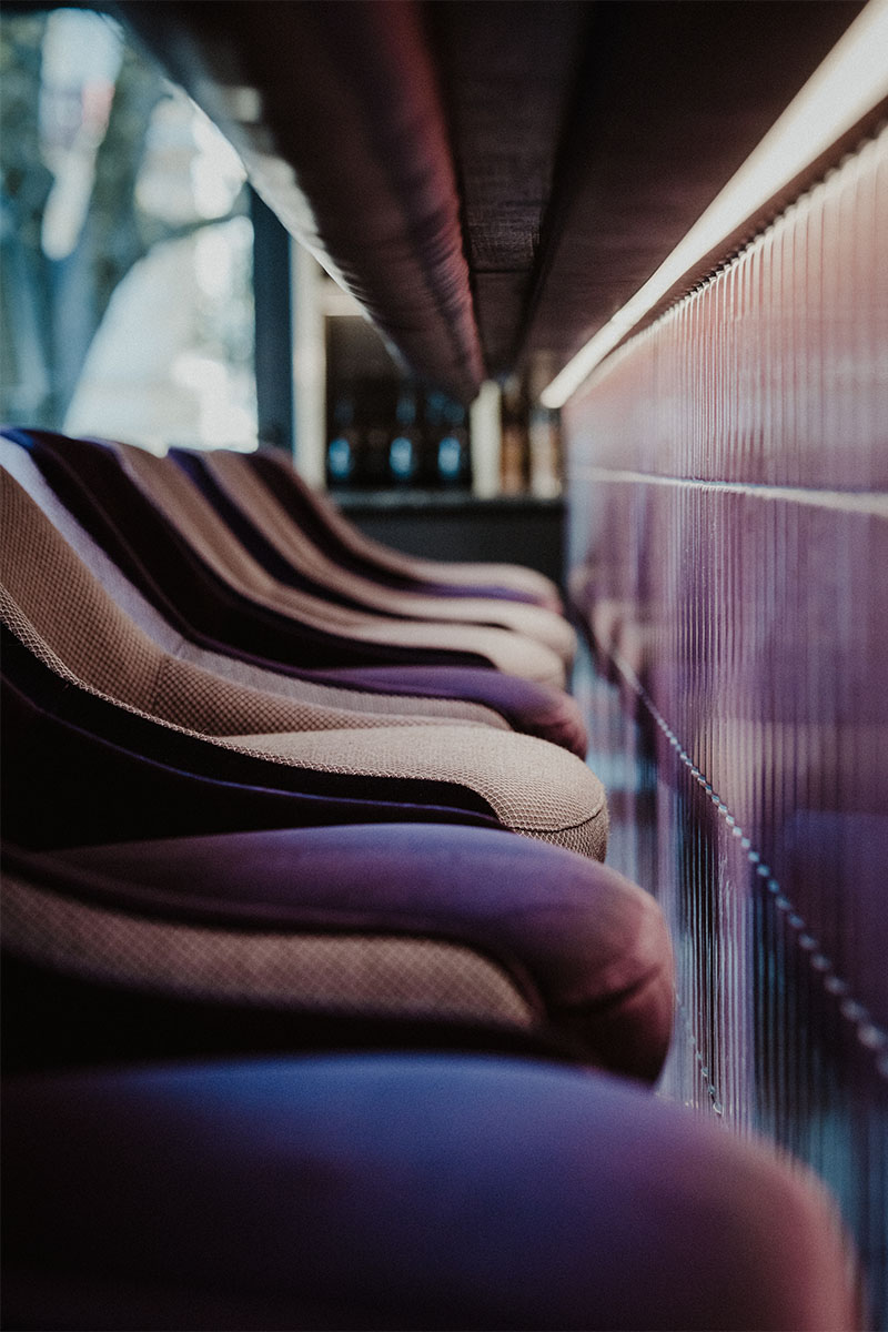 Detailaufnahme von Barhockern in der Hotelbar Violet Hour