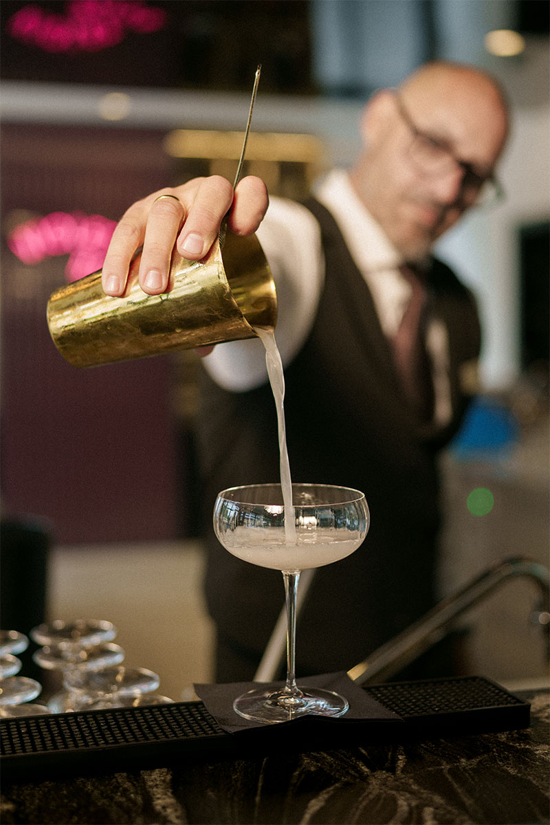 Barkeeper im Violet Hour bereitet Cocktail an der stilvollen Hotelbar zu