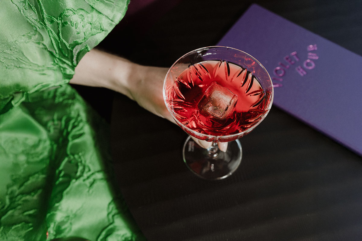 Cocktail mit Eiswürfel im Grand Elisabeth an der Violet Hour Hotelbar