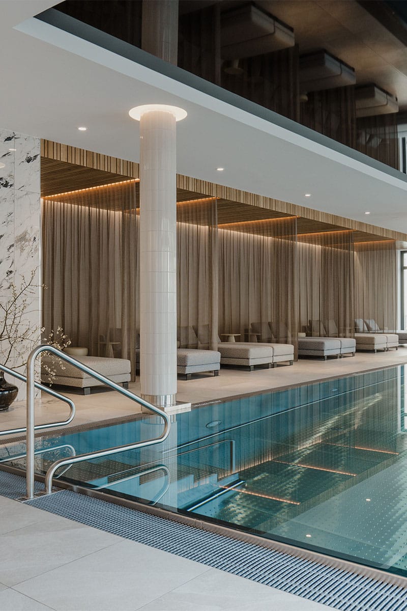 Grand Elisabeth Hotel Bad Ischl Poolbereich mit Lounge, Vorhängen und modernem Design