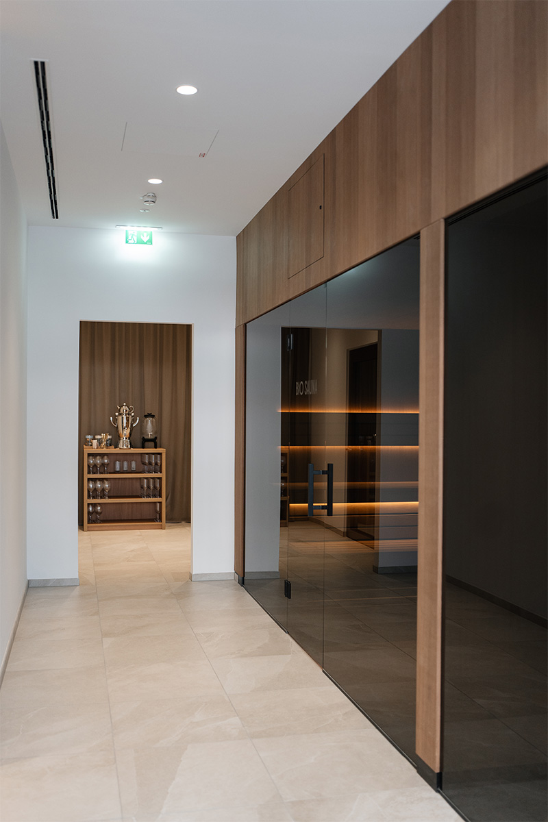 Moderne Sauna aus Holz im Designhotel Grand Elisabeth Bad Ischl mit stimmungsvoller Beleuchtung