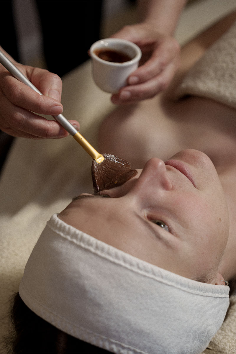 Gesichtsanwendung im Grand Elisabeth mit Collagen-Schokoladenmaske im Spa-Bereich